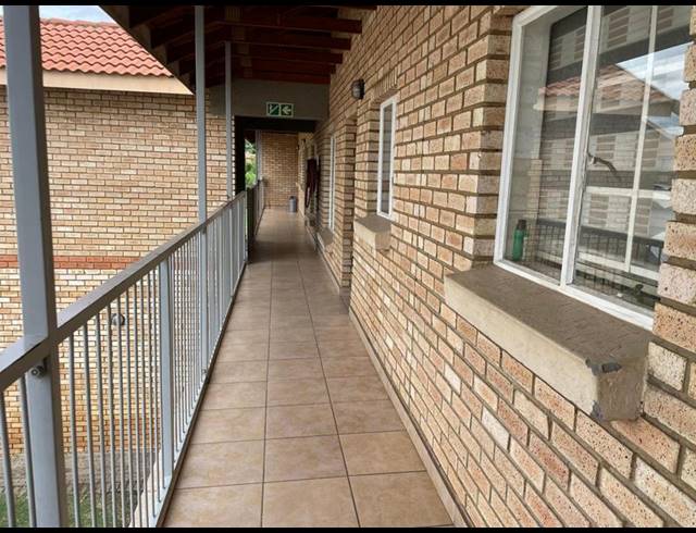 2 BEDROOM APARTMENT FOR SALE IN WATERVAL EAST
